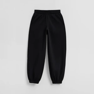 Czarne spodnie dresowe basic o kroju jogger House