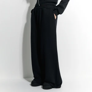 Czarne spodnie dresowe wide leg House