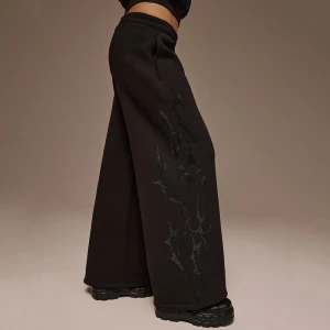 Czarne spodnie dresowe wide leg z aplikacją z dżetów House