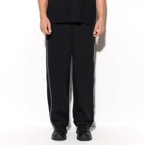 Czarne spodnie dresowe z białymi lampasami House