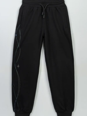 Czarne spodnie dresowe z hologramowym nadrukiem na nogawce Reporter