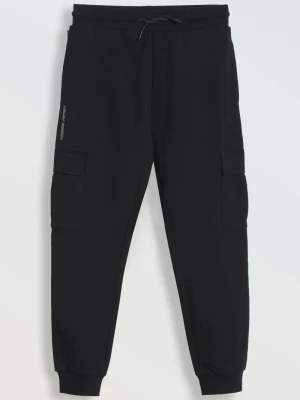 Czarne spodnie dresowe z kieszeniami na nogawkach Reporter