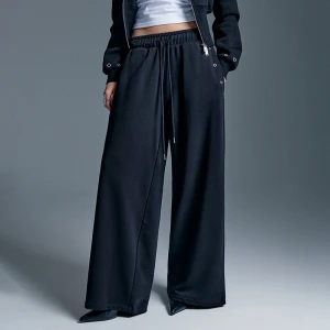 Czarne spodnie dresowe z metalowymi oczkami House