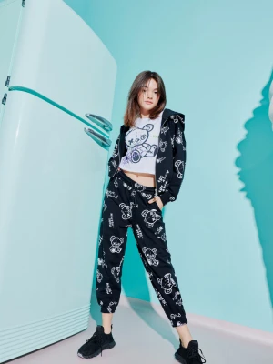 Czarne spodnie dresowe z nadrukami MADE IN HEAVEN Reporter