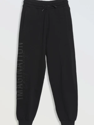 Czarne spodnie dresowe z nadrukiem na nogawce Reporter