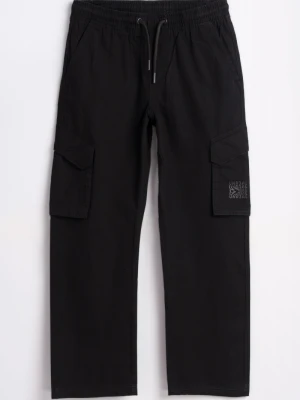 Czarne spodnie dresowe z naszywanymi kieszeniami Reporter