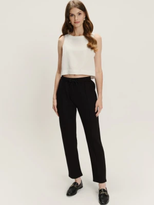 Czarne spodnie dresowe z ozdobnym przeszyciem na nogawkach Greenpoint