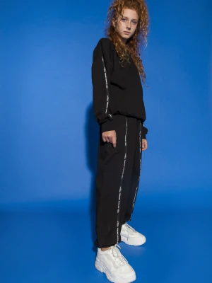 Czarne spodnie dresowe z ozdobnymi taśmami NO YOUTH CONTROL Reporter