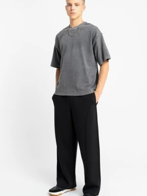 Czarne spodnie dresowe z szerokimi nogawkami z modnymi cięciami Reporter