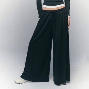 Czarne spodnie dzianinowe super wide leg House
