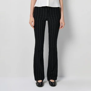 Czarne spodnie dzwony mid waist z bengaliny w prążki House