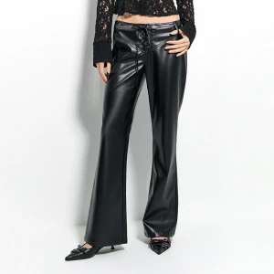 Czarne spodnie dzwony z imitacji skóry z wiązaniem House