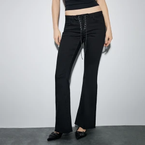 Czarne spodnie dzwony z wiązaniem House