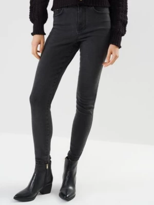 Czarne spodnie jeansowe damskie OCHNIK