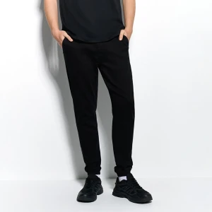 Czarne spodnie joggery bawełniane House