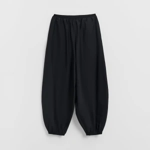 Czarne spodnie joggery cropped z elastycznym pasem i szerokimi nogawkami House
