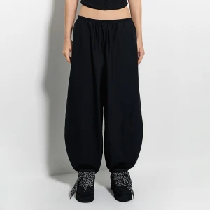 Czarne spodnie joggery cropped z elastycznym pasem i szerokimi nogawkami House
