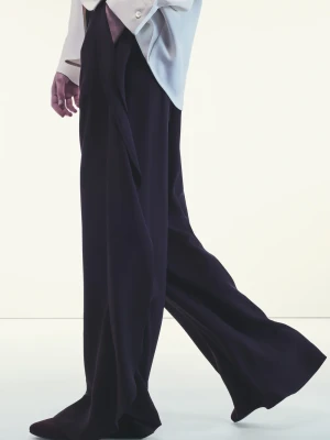 CZARNE SPODNIE PALAZZO Z DROBNO OPADAJĄCEJ TKANINY LIVIANA CONTI