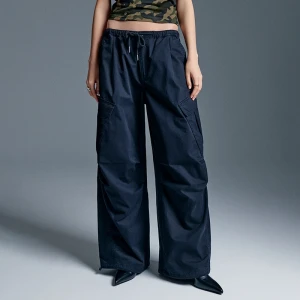 Czarne spodnie parachute z kieszeniami cargo House