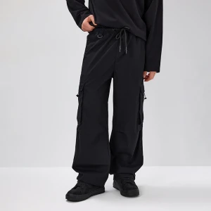 Czarne spodnie parachute z kieszeniami cargo House