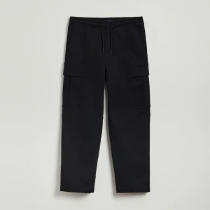 Czarne spodnie straight fit z kieszeniami cargo House