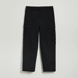 Czarne spodnie straight fit z kieszeniami cargo House