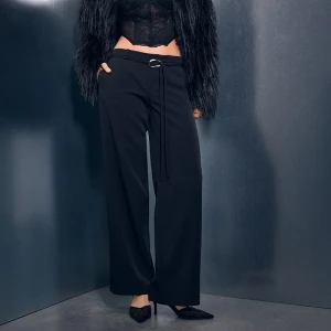 Czarne spodnie straight fit z paskiem House