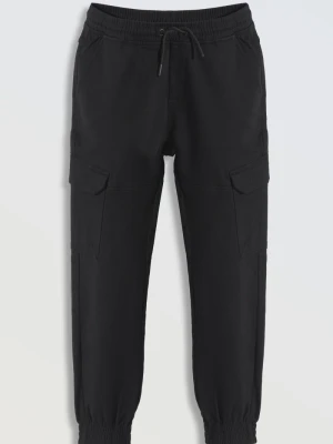 Czarne spodnie typu bojówki z przestrzennymi kieszeniami Reporter
