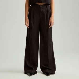 Czarne spodnie wide leg tailoring w paski House