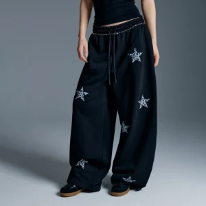 Czarne spodnie wide leg z aplikacją gwiazdek w panterkę House