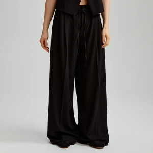 Czarne spodnie wide leg z dołączonym paskiem House