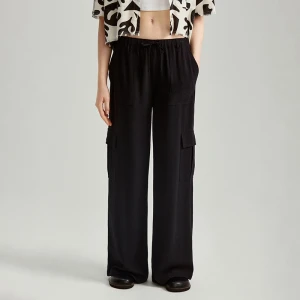 Czarne spodnie wide leg z kieszeniami cargo House