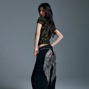 Czarne spodnie wide leg z nadrukiem skrzydeł House