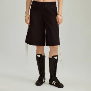 Zdjęcie produktu Czarne szorty bermudy z lampasami i wiązaniem House