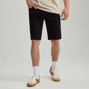 Czarne szorty jeansowe slim fit z efektem sprania House