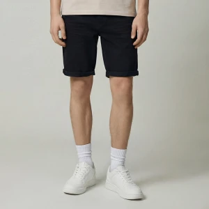 Czarne szorty jeansowe slim fit z efektem sprania House