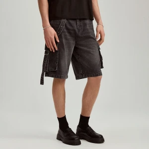Czarne szorty jeansowe z efektem sprania i kieszeniami cargo House