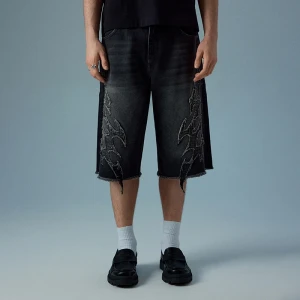 Zdjęcie produktu Czarne szorty jeansowe z postrzępioną nogawką i naszywką w stylu tribal House