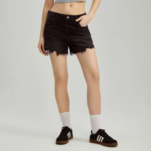 Czarne szorty jeansowe z postrzępioną nogawką i wysokim stanem House
