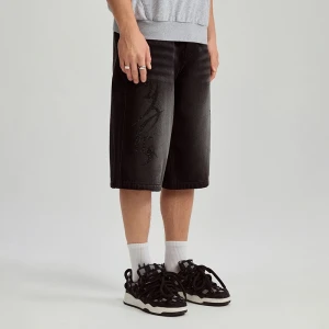 Czarne szorty jeansowe z przetarciami i motywem tribal z dżetów House