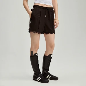 Czarne szorty mid waist z koronkowym wykończeniem House