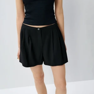 Czarne szorty wiskozowe z zakładkami House
