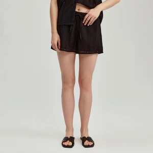 Czarne szorty z ażurowymi wstawkami mid waist House