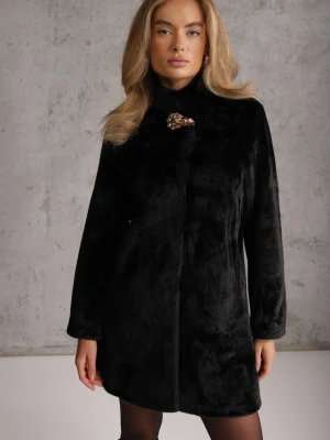 Czarne Sztuczne Futro ze Stójką i Eleganckim Zapięciem w Kształcie Kwiatu Lireko Rosse Line