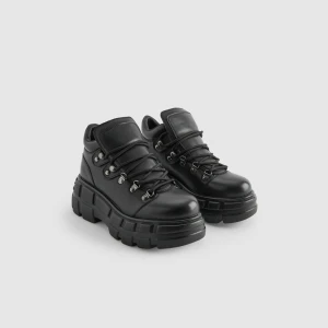Czarne wiązane sneakersy na masywnej podeszwie House