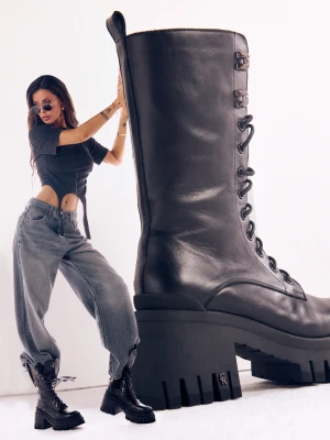 Czarne workery na platformie CARINII B9196-E50-000-000-F48