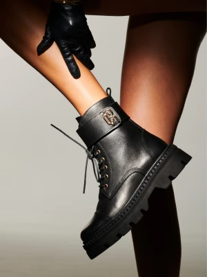 Czarne workery skórzane CARINII B10494-E50-000-000-000