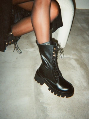 Czarne workery wiązane CARINII B10239-E50-000-000-000