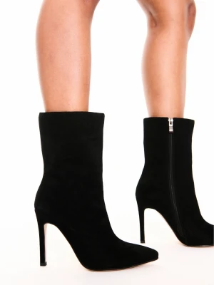 Czarne zamszowe botki CARINII B10396-E50-000-000-000