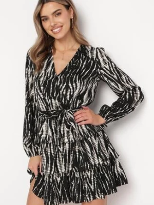 Czarno-Biała Rozkloszowana Sukienka Mini Kopertowa z Paskiem i Falbankami w Abstrakcyjny Wzór Aintersa retro & icone